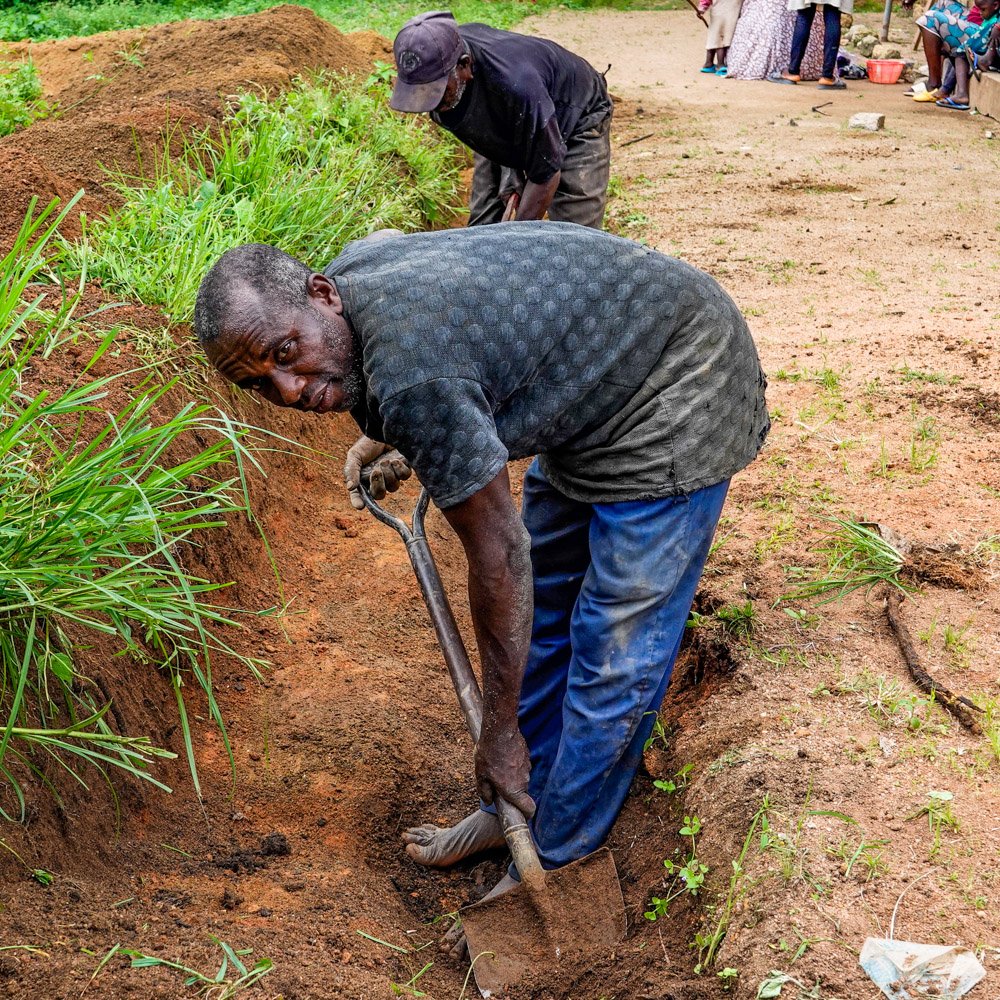 worker digging footing